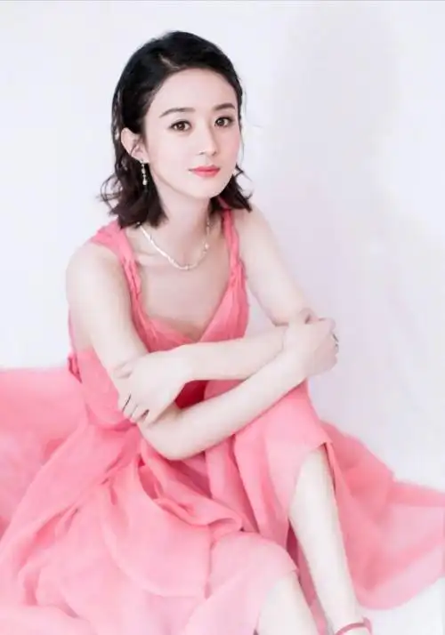 1987年10月16日(农历八月二十四),赵丽颖出生于河北廊坊市的一个普通