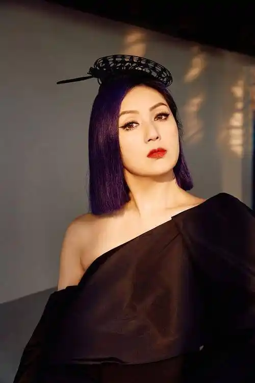 杨千嬅声生不息最新一期造型写真斜肩礼服高贵冷御气场足