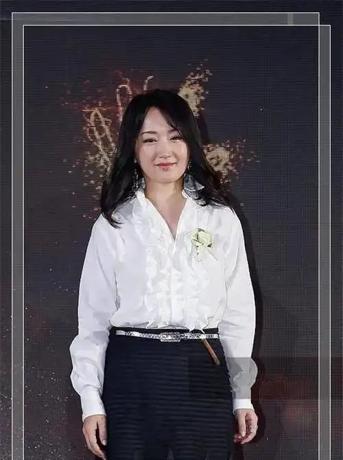 杨钰莹爆肥穿半身裙不见腰身