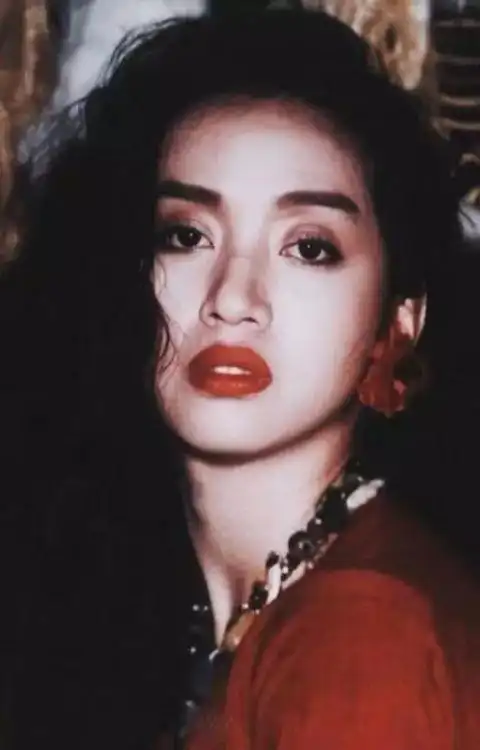 电影梅艳芳最新海报再现经典造型35年前的梅艳芳好会穿