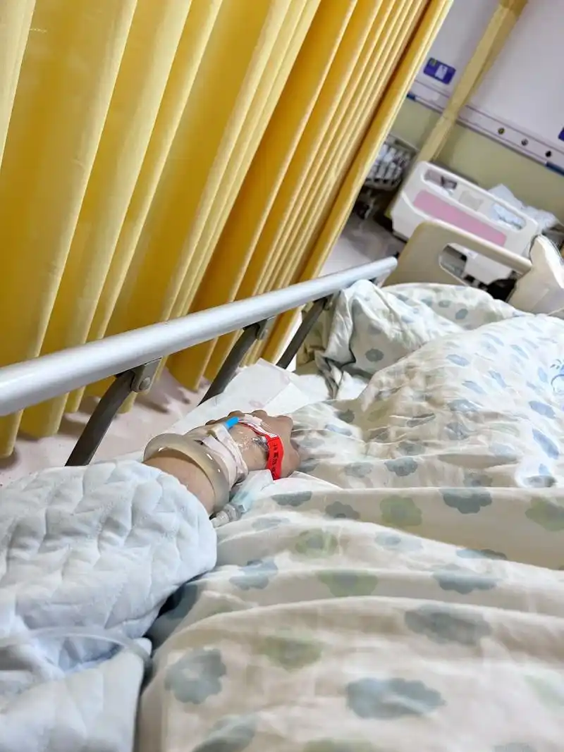 只记得哪天真的很痛.在医院住院,晚上身体一阵一阵痛得颤抖,不 - 抖音