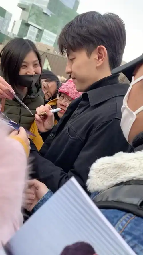 她们说邓伦跟李沁领证了 求真实