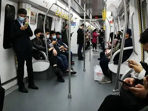 来了济南地铁2号线有市民4点就出门了上班点车厢已坐满了人