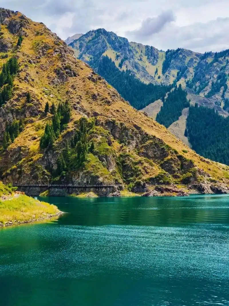 96关于【天山天池】 天山天池风景名胜区位于新疆维吾尔自治区昌吉