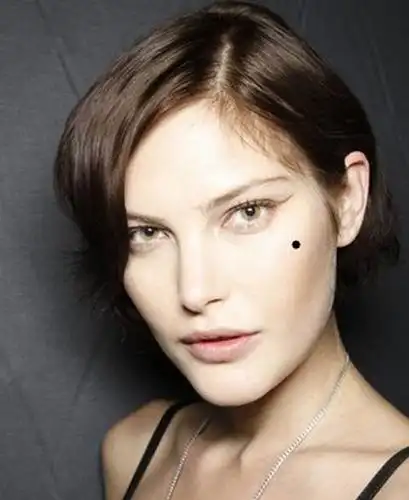 破坏工作运的痣相--颧骨:管理有心无力出差错颧骨代表掌权,颧骨有痣的