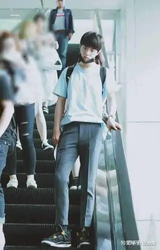 一米八,大概七十公斤左右,比较好看吧 例如肖战(其实我也不知道肖战