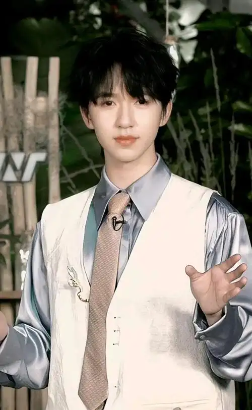 贺峻霖生日直播,兔牙还在!贯口顺口溜张口就来,播音腔太丝滑了