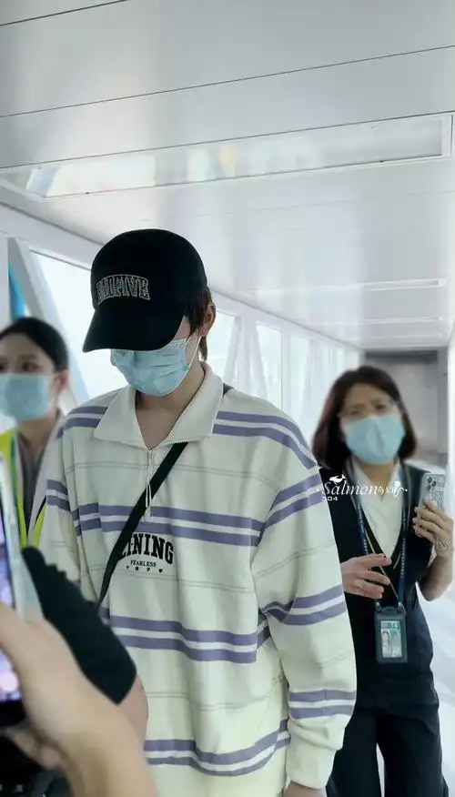 宋亚轩机场饭拍图 今日份清爽男大……|宋亚轩_新浪新闻