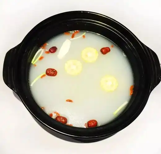 除了新推的清汤锅底,他家的米汤锅底也是既能吃到鲜味,又不上火的火锅