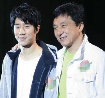 新加坡,晒千万豪车面部发福,疑结婚生娃长相似父亲_房祖名_孩子_角色