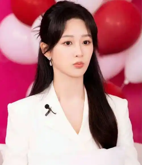 696969696969696969八字刘海无疑是杨紫氛围感