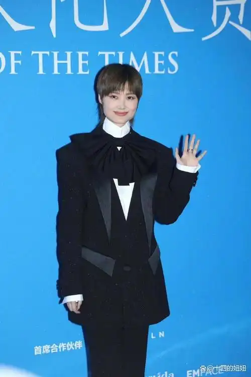 根据个人的脸型选择领口设计,可以起到修饰脸型的作用,方脸的李宇春更