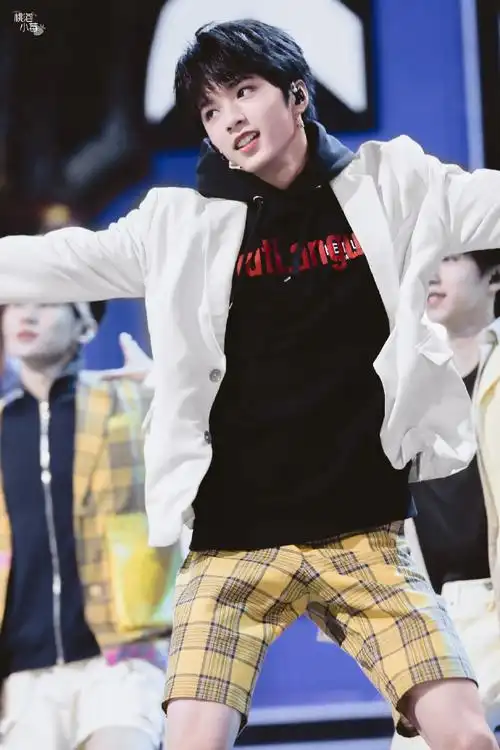 喜欢短裤嘿嘿好帅好帅的耀文宝宝@时代少年团-刘耀文99下一棒13:00