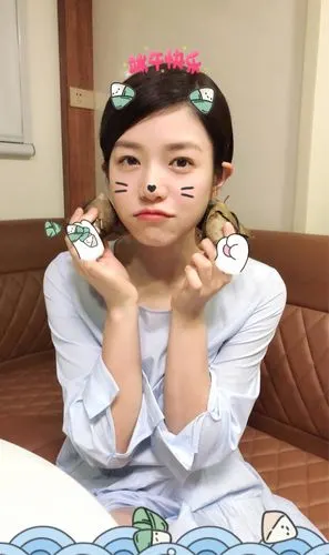 陈妍希调皮拿粽子凹造型,素颜水嫩少女感满满