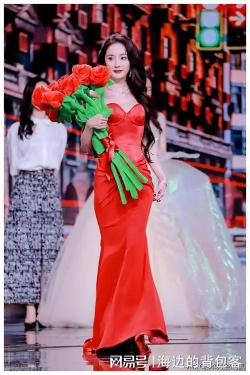 杨幂身穿红色抹胸礼服裙简洁明艳