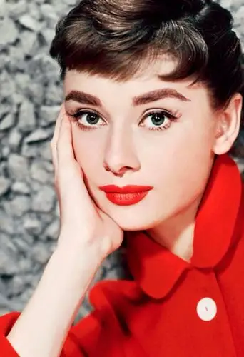 极富魅力又聪慧的女性永远受欢迎——这也许就是奥黛丽·赫本永远是她