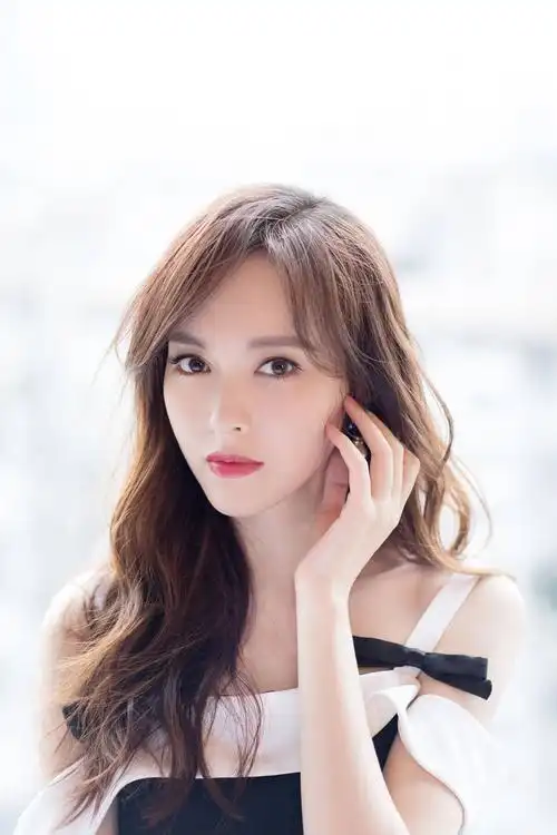唐嫣皮肤好白,好有质感,波浪长发或凌乱,或整洁,举手投足,低眉浅笑间