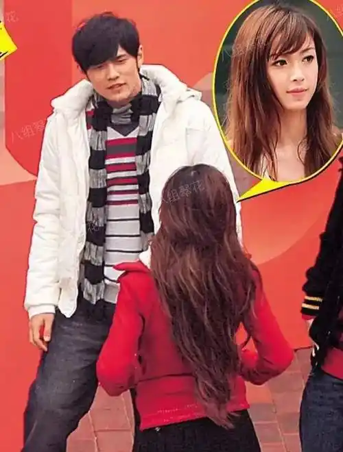 看19岁ab的眼神好痴汉,身体动了眼睛都没动_周杰伦_侯佩岑_baby