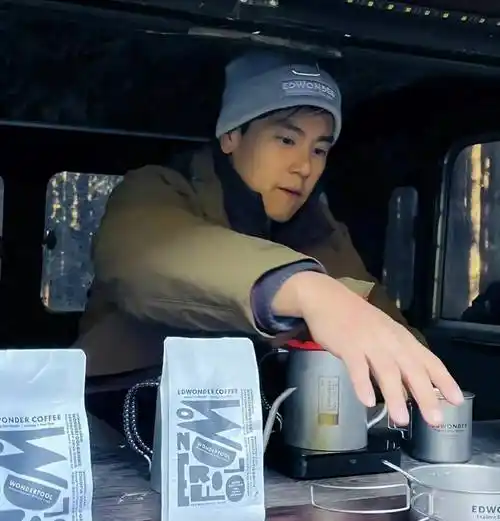 今天,帅哥彭于晏在社交平台更新动态,近日热衷于滑雪的他因长相引发