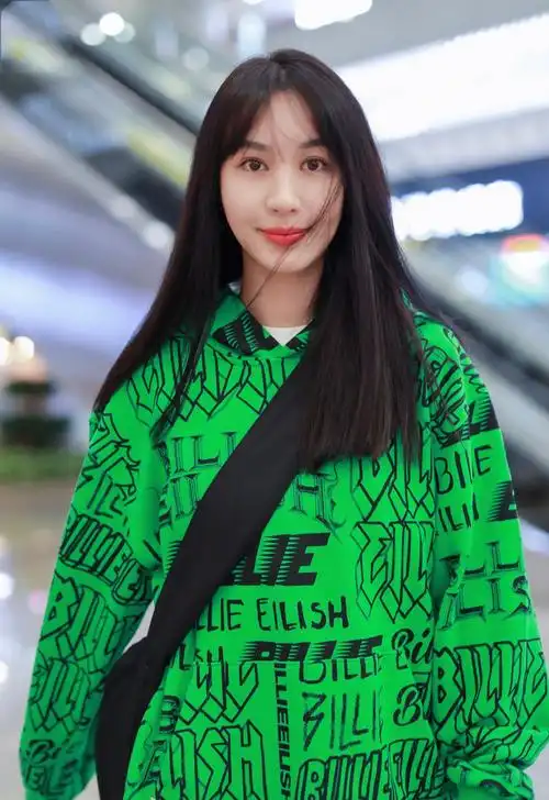 李菲儿这次不秀身材了,这身大卫衣太花哨,变身潮美学生妹!