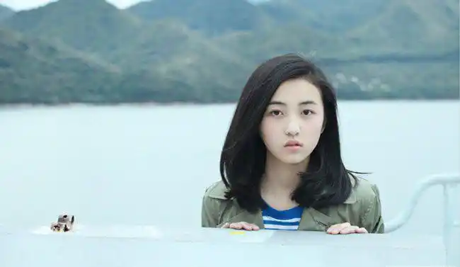 近日,因为夺走王俊凯的银幕初恋而备受关注,据悉《小别离》后,张子枫