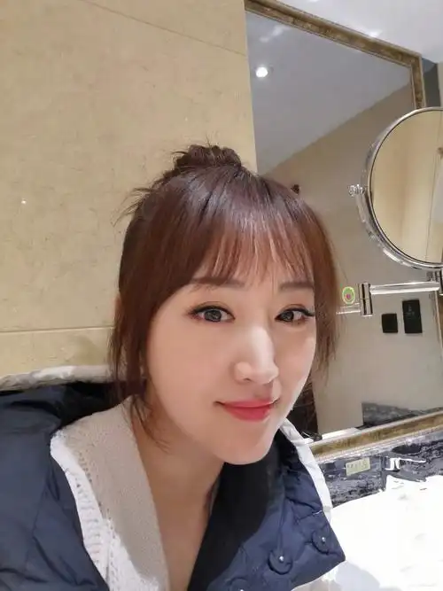 原创杨钰莹近照脸尖到认不出!48岁还在扮少女,剪齐刘海卖萌略尴尬