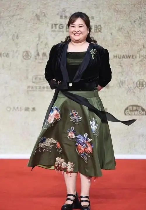 贾玲虽然胖但穿衣挺好看刺绣裙配丝绒开衫中国风穿得挺高级