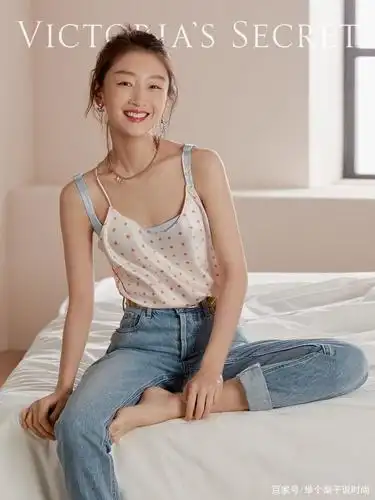 周冬雨写真照拍成"维密内衣秀",平板身材仍然性感,别样的时髦