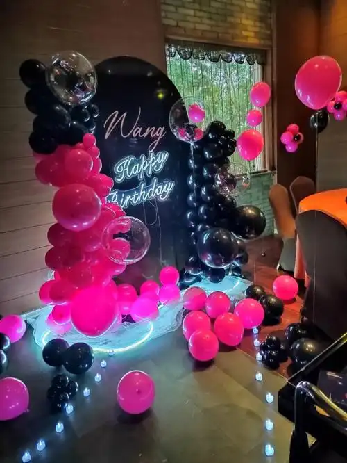 玫红黑色生日宴气球布置