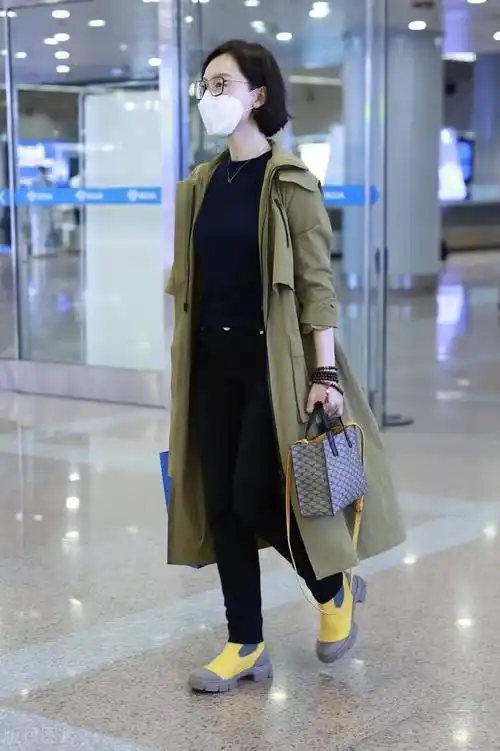 陈数走机场被拍穿紧身t恤配风衣身材是真好即使素颜也漂亮