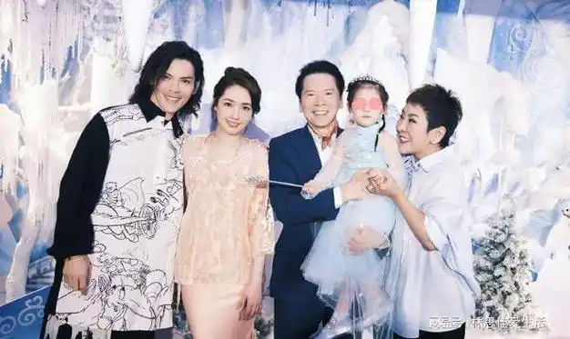 郭碧婷向佐庆祝祖国母亲的生日暴露两娃真实颜值引发热议