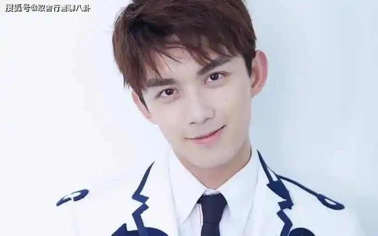 原创吴磊剧照半裸上身骑行腹肌肱二头肌超性感青春荷尔蒙喷涌而出