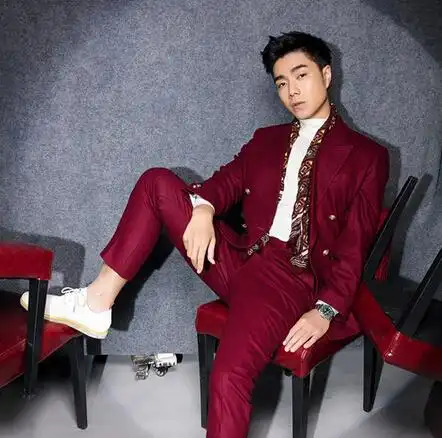 袁成杰曝红色系大片 格调十足让人眼前一亮(3)