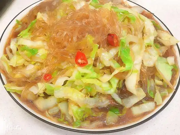 懒人最爱的圆白菜炒粉丝来啦!简单又好吃