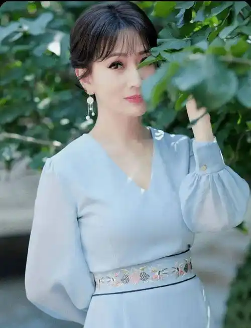 67岁女人在荷塘边拍美照人比花娇雪肤玉貌她就是美丽赵雅芝