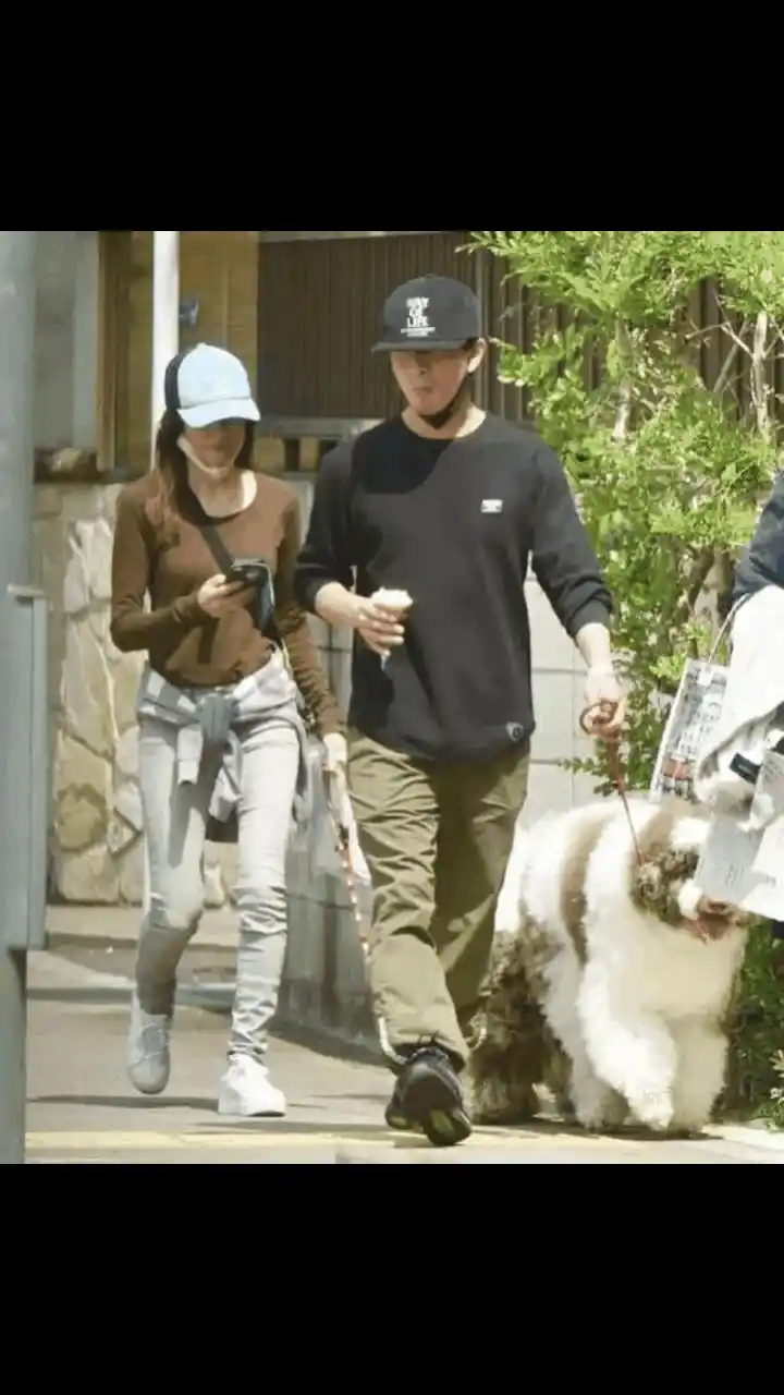 gif创作人# 工藤静香和木村拓哉出街遛狗成焦点,工藤静香专门为老