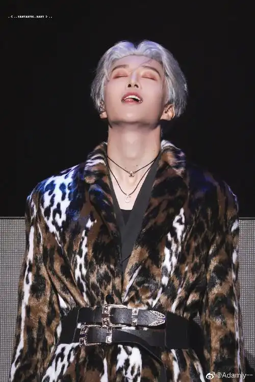 范丞丞渐变蓝发色