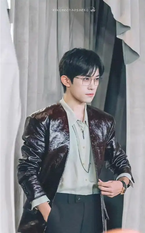 迪丽热巴倪妮李宇春易烊千玺同框##易烊千玺复古红皮衣##易烊千玺抖