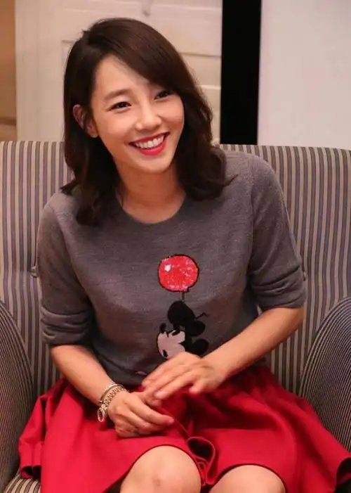 白百何抱二胎儿子出门玩,身穿卫衣牛仔裤十分休闲