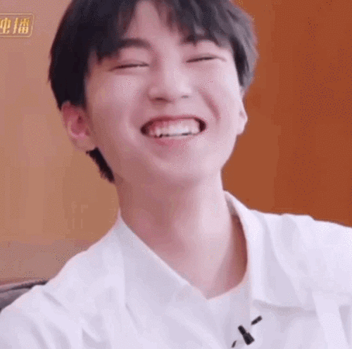 王俊凯笑成叉烧包 虎牙少年笑容超治愈