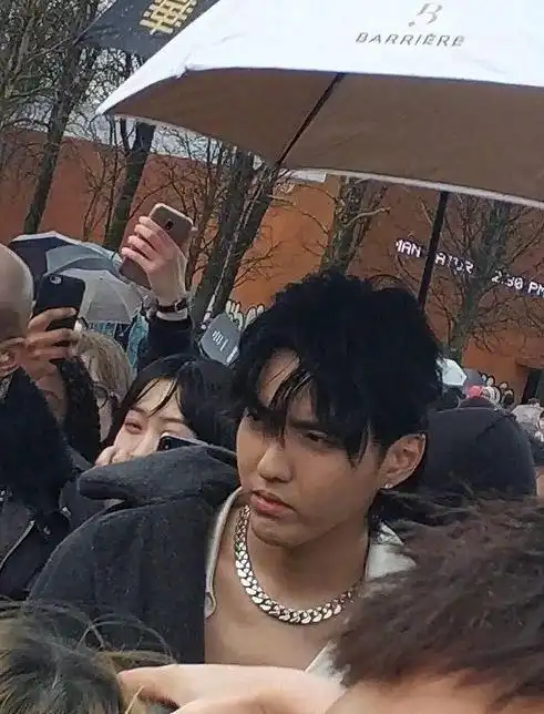 天惹!好久不见的吴亦凡真的胖成了高晓松!