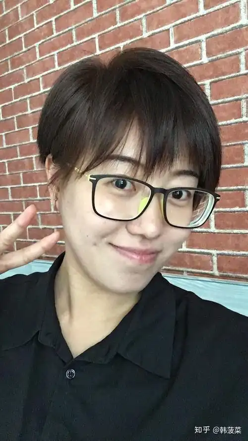 短发戴眼镜又特别美或特别帅的女生是一种什么体验? - 知乎