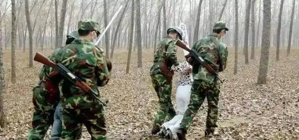 枪毙犯人时,为何要十几个人一起开枪?