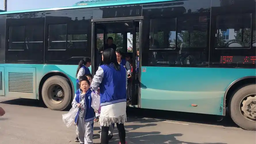 小博士幼儿园大二班社会实践课——乘坐公交车购物