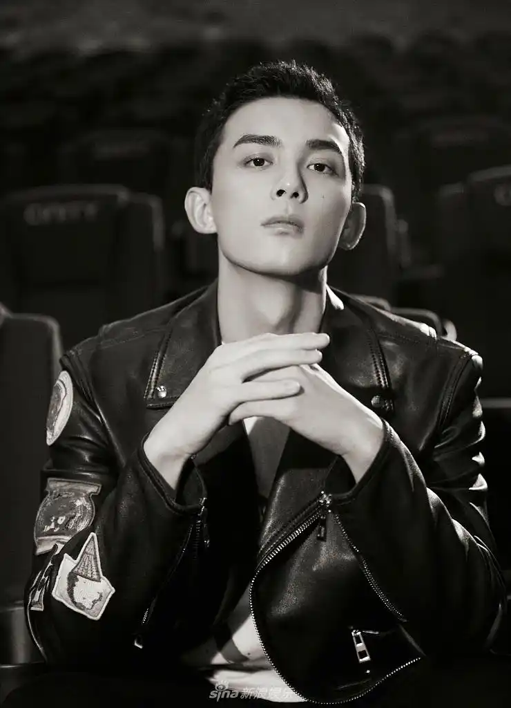 吴磊亮相《我和我的父辈》特别首映 平头加皮衣酷帅雅痞