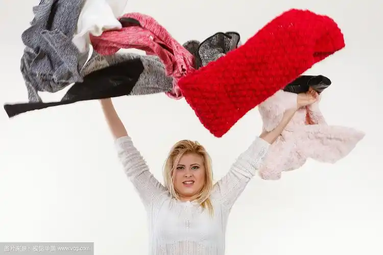 女人扔着一大堆衣服