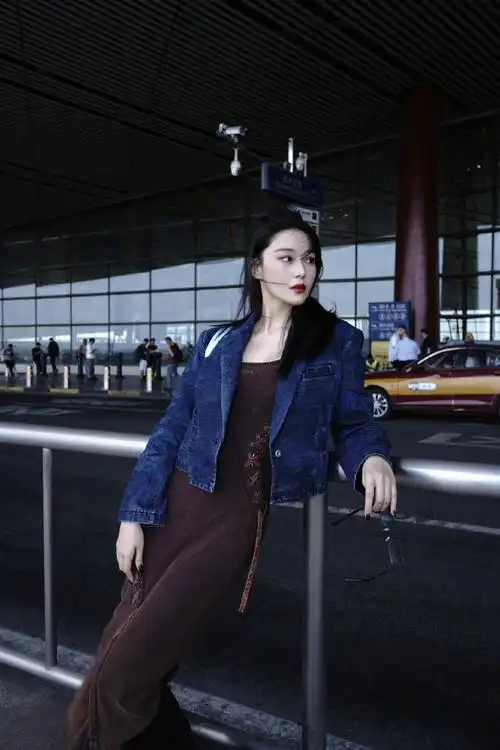 张馨予机场出发照##张馨予竹签包