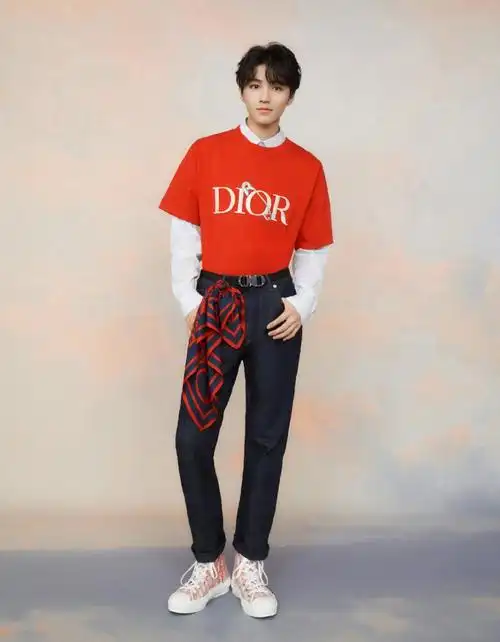 王俊凯身穿红色上衣搭配牛仔裤脚踩帆布鞋清新朗逸的少年范