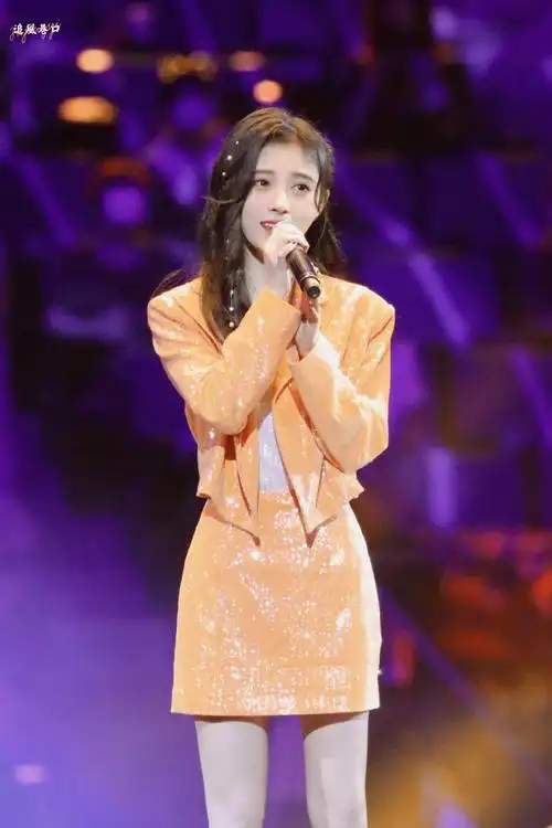 鞠婧祎白色亮片纱裙