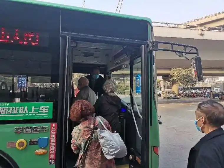 郑州公交82路公交车上,一位老先生要求车长让车厢内的一位小伙子下车